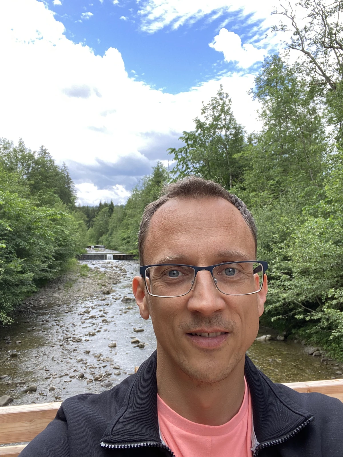 Christof Müller draußen am Bach, Gründer von CM-Smartsolution